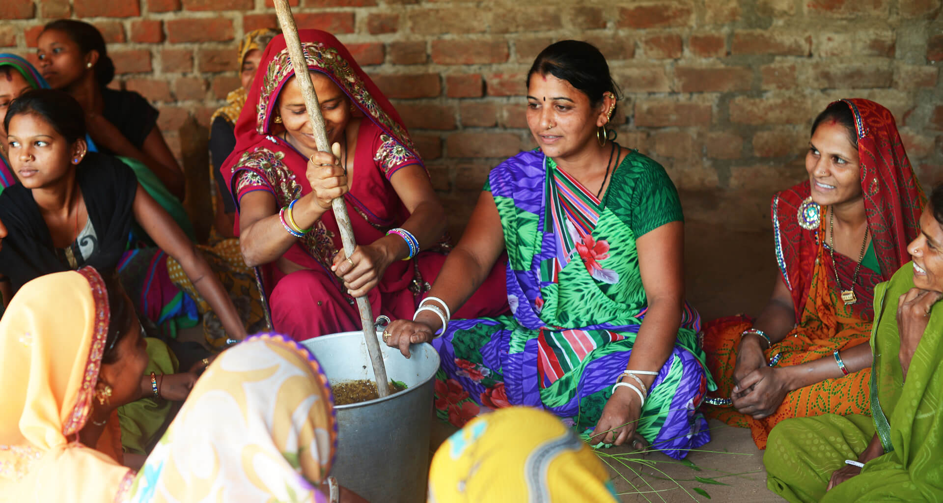 /content/dam/orbit/apollo-corporate/sustainability-and-ethics/csr-images/livelihood-for-underprivileged-women/Self help group making green manure near Limda plant, India.jpg